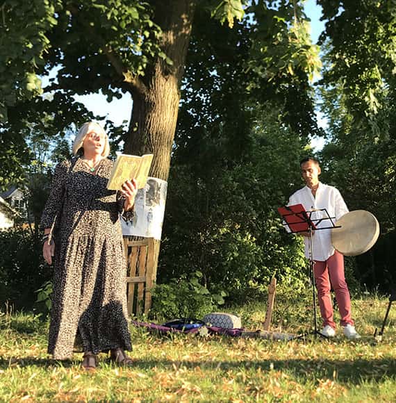 Claire Poupet : artiste en lecture de poésie à Servon près de la Baie du Mont-Saint-Michel, Avranches, Pontorson & Granville (50)